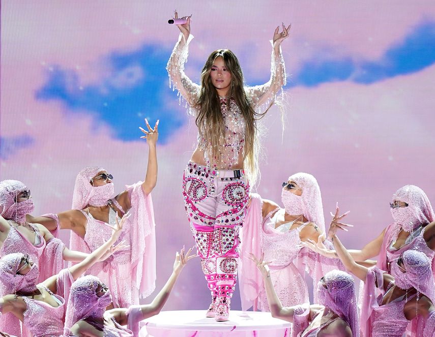 La colombiana Karol G. La intérprete presentó, desde Miami, el pegajoso tema Tusa para la noche de los Latin Grammy 2020.&nbsp;