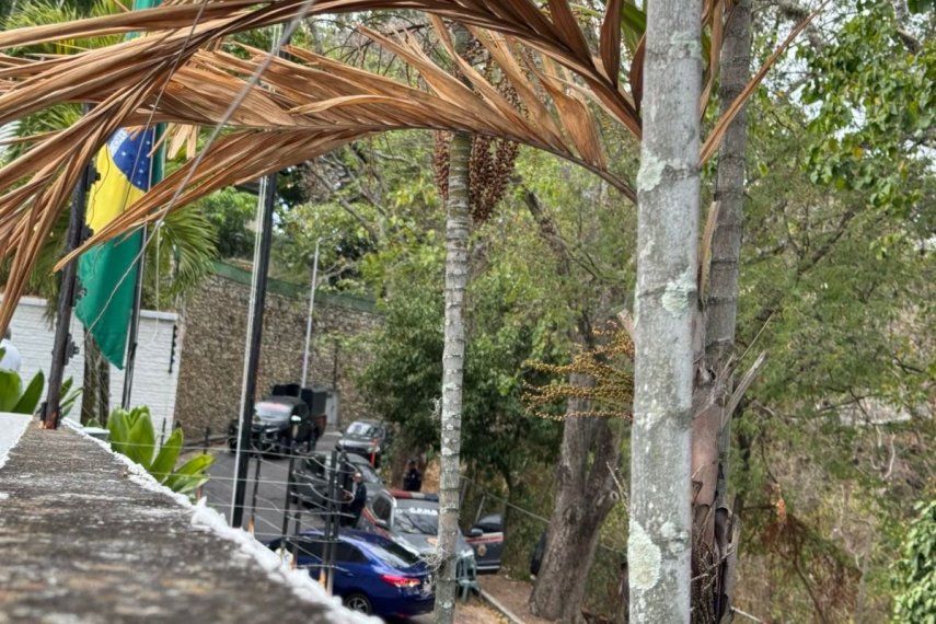 Agentes del régimen de Venezuela asedian a opositores en la Embajada de Argentina en Caracas.