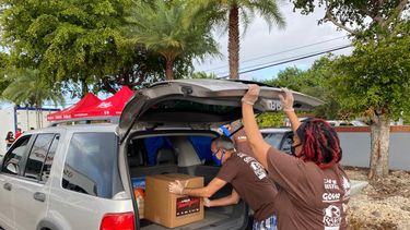 Dan ayuda a 1000 familias necesitadas del sur de la Florida