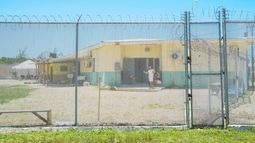 Vista exterior del Centro de Detención de Inmigrantes de Islas Caimán.&nbsp;