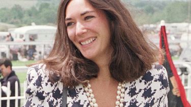 En esta fotografía de archivo del 5 de junio de 1991, la socialité británica Ghislaine Maxwell llega al hipódromo Epsom, en Gran Bretaña.&nbsp;