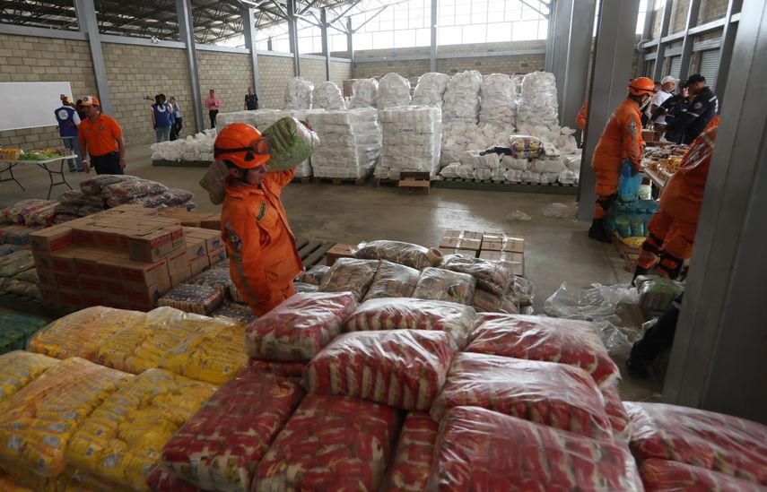 Autoridades organizan un cargamento con la ayuda humanitaria para Venezuela en un centro de acopio dispuesto en el puente internacional de Tienditas, en Cúcuta (Colombia).