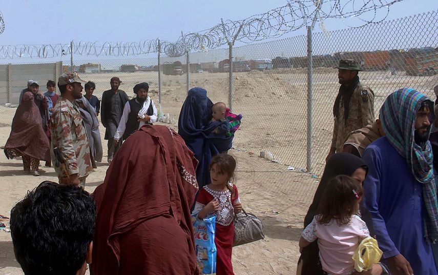 Paramilitares paquistaníes montan guardia en un cruce fronterizo en Chaman, Pakistán, martes 17 de agosto de 2021. Chaman es un cruce concurrido entre Afganistán y Pakistán, por donde pasan diariamente miles de personas y camiones.