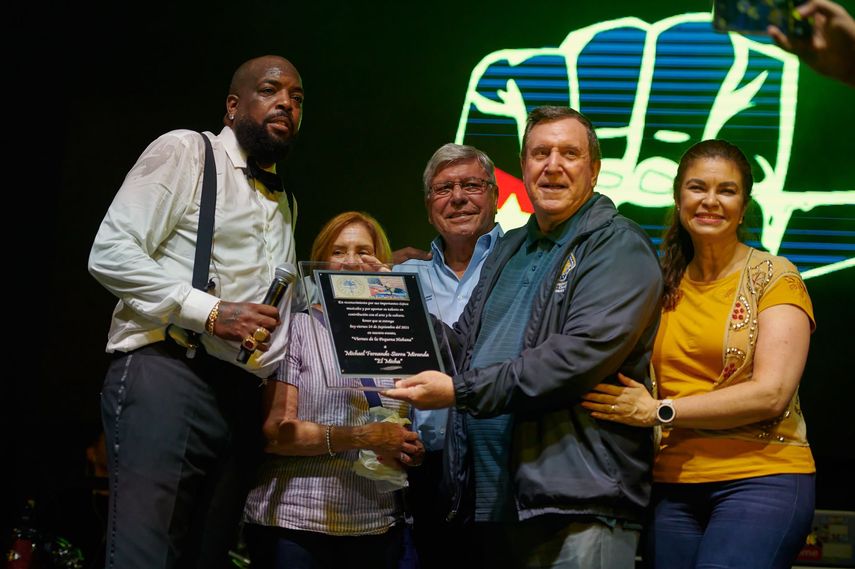 El comisionado Joe Carollo, junto a su esposa, Marjorie, entrega a un reconocimiento a el Micha (izq). También en esta imagen, El comisionado Manolo Reyes (junto a Carollo), y su esposa, Chacha.
