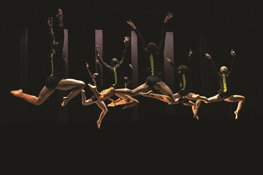 Un grupo de bailarines interpreta Not in My Name de Ray Sullivan. (ANTOINE DE LARTIGUE). 