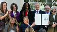 El presidente Donald J. Trump junto a su esposa Melania muestra la orden ejecutiva firmada para ampliar las investigaciones sobre la salud de la mujer.