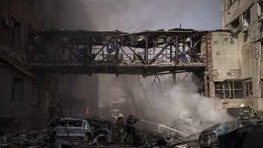 Bomberos trabajan para extinguir varios inendios tras un ataque ruso en Járkiv, Ucrania, el sábado 16 de abril de 2022.&nbsp;