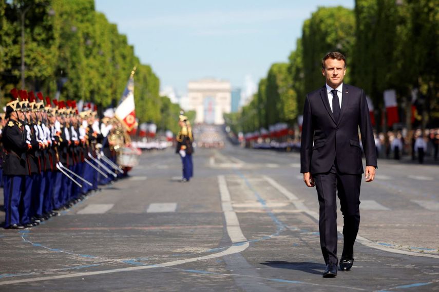 El presidente francés Emmanuel Macron repasa las tropas durante el desfile militar anual por el Día de la Bastilla, en París, el jueves 14 de julio de 2022.&nbsp;