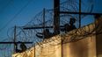 Soldados estadounidenses instalan alambradas de puas para detener el paso de la caravana de migrantes centroamericanos que va rumbo a la&nbsp;frontera.