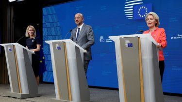 La primera ministra estonia Kaja Kallas (izquierda), el presidente del Consejo Europeo Charles Michel y la presidenta de la Comisión Europea Ursula von der Leyen en una conferencia de prensa en el marco de la cumbre de la Unión Europea en Bruselas, el viernes 28 de junio de 2024.&nbsp;