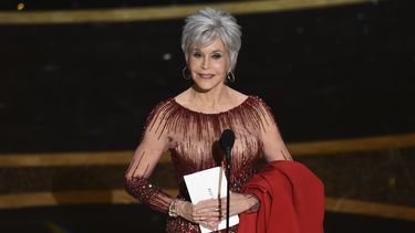 En esta fotograf&iacute;a del 9 de febrero de 2020, la actriz Jane Fonda presenta el Oscar a la mejor pel&iacute;cula en la pasada entrega de los Premios de la Academia.&nbsp;