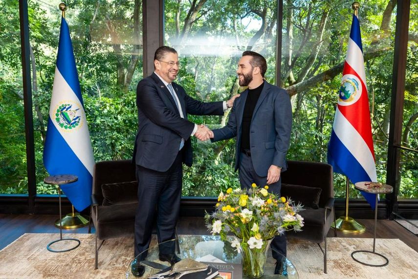 En esta imagen, difundida por la oficina de prensa de la Presidencia de El Salvador, el presidente salvadoreño Nayib Bukele (d) saluda al presidente costarricense Rodrigo Chaves (i) para la firma de la alianza Escudo de las Américas, que incluye trabajo conjunto en proyectos de seguridad, economía y ayuda mutua en el Congo, en San Salvador, el 11 de diciembre de 2025.&nbsp;