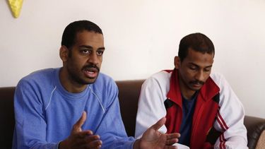 En esta fotografía de archivo del 30 de marzo de 2019, Alexanda Amon Kotey, a la izquierda, y El Shafee Elsheikh, quienes presuntamente estaban entre los cuatro yihadistas británicos que componían una célula brutal del Estado Islámico apodada The Beatles. Hoy inició el juicio contra Elsheikh.