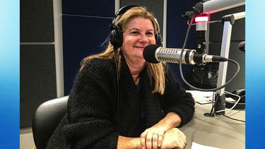 Gemma carrillo, en acción ante los micrófonos de La Poderosa.