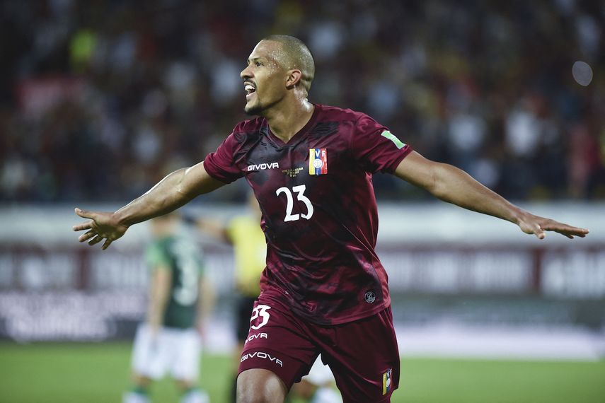 Salomón Rondón de Venezuela celebra tras anotar contra Bolivia durante el partido de fútbol clasificatorio sudamericano para la Copa Mundial de la FIFA Qatar 2022 en el estadio Agustín Tovar de Barinas, Venezuela, el 28 de enero de 2021.
