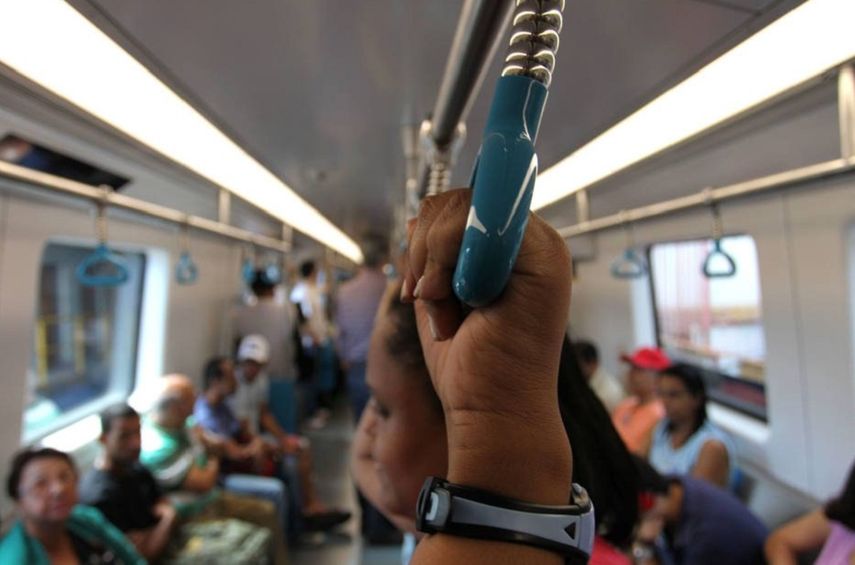 Una mujer permanece de pie en uno de los vagones del metro de Río de Janeiro.