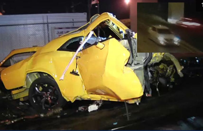 Los pedazos del automóvil, cuyo conductor no ha sido identificado, quedaron esparcidos en el área.