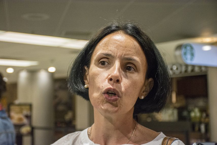 La maestra Omara Ruiz Urquiola se dirige a la prensa en Miami.