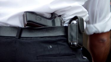 Alrededor de 400 millones de pistolas, más de una por habitante, están en posesión de la población de 326 millones.&nbsp;