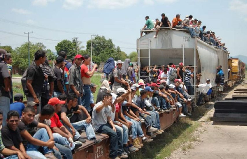 Se calcula que más de 200,000 extranjeros indocumentados cruzan anualmente la frontera de México en su ruta hacia Estados Unidos.