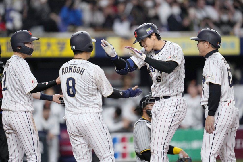 Shohei Ohtani de Japón celebra con sus compañeros su jonrón de trs carreras en la quinta entrada del duelo de exhibición ante Hanshin Tigers en Osaka antes del Clásico Mundial de Béisbol el lunes 6 de marzo del 2023.&nbsp;