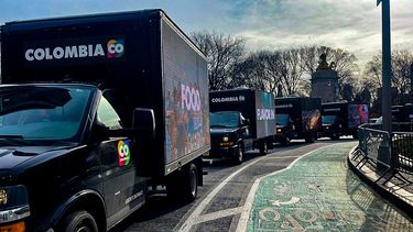 Camiones que promocionan a Colombia recorren Columbus Circle, en Nueva York.