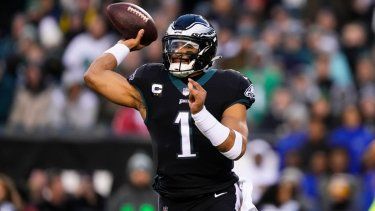 Jalen Hurts, quarterback de los Eagles de Filadelfia, lanza un pase en contra de los Giants de Nueva York, durante la primera mitad del juego de la NFL, el domingo 8 de enero de 2023.&nbsp;