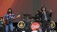 El vocalista de Enjambre, Luis Humberto Navejas, derecha, durante su presentación en el festival Vive Latino en la Ciudad de México el 17 de marzo de 2018. La banda prepara conciertos en EEUU y festival Vive Latino 2023.