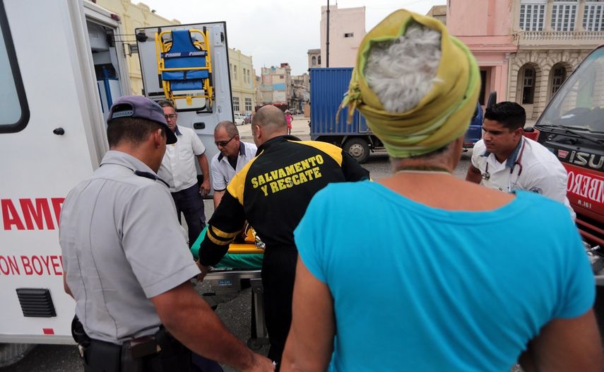Rescatan con vida a un niño que se habría caído al mar desde el Malecón de La Habana este 31 de mayo de 2018.&nbsp;