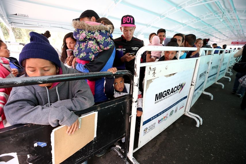grantes venezolanos esperan para ingresar a Ecuador en Rumichaca, puesto fronterizo entre Colombia y Ecuador.