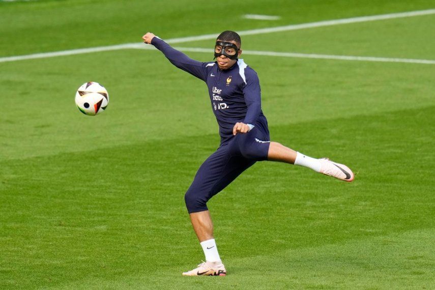 El francés Kylian Mbappé intenta hacer un disparo durante una sesión de entrenamientos en Paderborn, Alemania, el domingo 23 de junio de 2024.