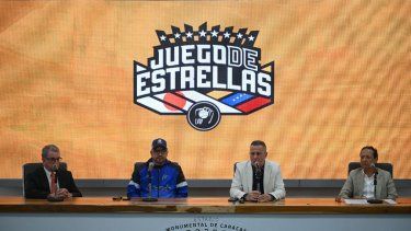 (De izq. a der.) El secretario general de la Confederación de Béisbol del Caribe, Antonio Herrera; el ministro de Deportes de Venezuela, Arnaldo Sánchez; el presidente de la Liga Venezolana de Béisbol Profesional (LVBP), Giuseppe Palmisano; y el presidente de la Cámara Venezolana-Japonesa (CAVEJA), Erwin Miyasaka, son fotografiados durante una conferencia de prensa en el Estadio Monumental Simón Bolívar en Caracas el 19 de noviembre de 2024. Una selección de jugadores de Japón, como preámbulo a la participación sin precedentes del país asiático en la Serie del Caribe, participará en el Juego de Estrellas de Béisbol de Venezuela el 10 de diciembre, anunciaron el martes los organizadores. 