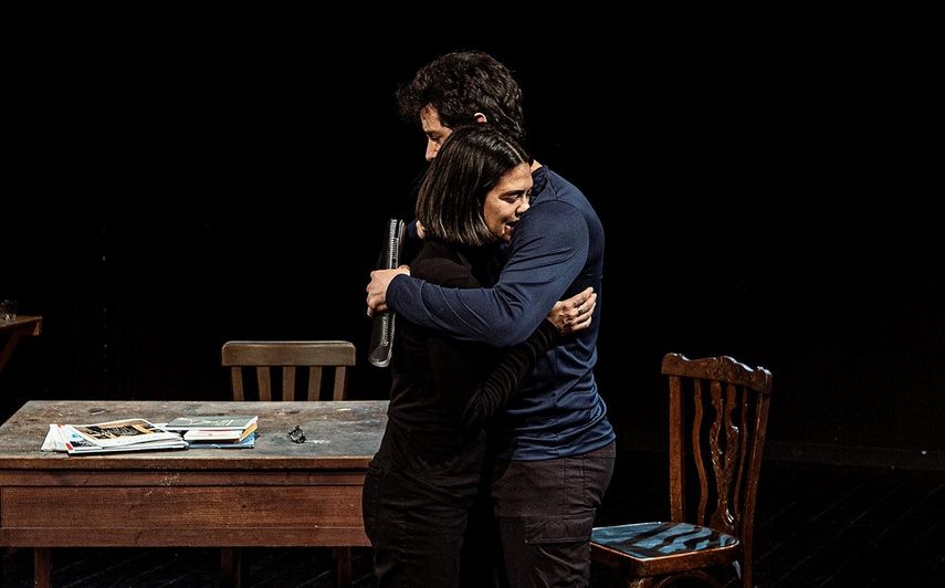 Escena de Abismo, una cuerda floja, interpretada por Alina Robert y George Akram.