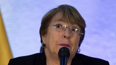 La alta comisionada de Naciones Unidas para los Derechos Humanos, Michelle Bachelet, ofrece una rueda de prensa en el Aeropuerto Simón Bolívar de Maiquetia, al finalizar su visita a Venezuela.