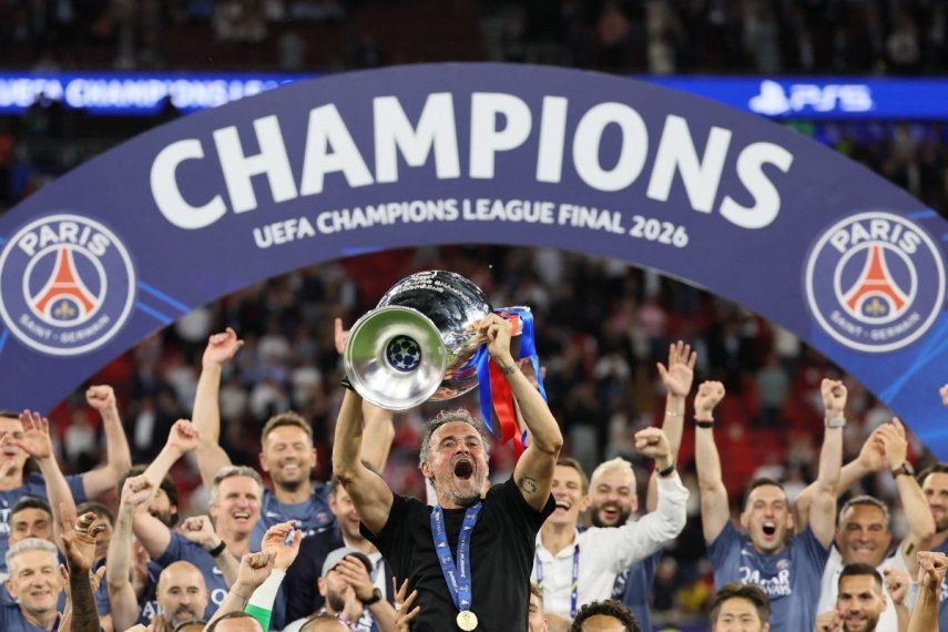 El técnico español del PSG, Luis Enrique, levanta el trofeo de la Champions League tras la victoria de su club sobre el Arsenal, el 30 de mayo de 2026.