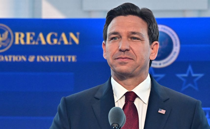 El gobernador de Florida, Ron DeSantis, observa durante el segundo debate de las primarias presidenciales republicanas en la Biblioteca Presidencial Ronald Reagan en Simi Valley, California, el 27 de septiembre de 2023.  