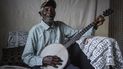 El músico malauí Giddes Chalamanda, de 92 años, toca su banjo acústico en su casa en Madzuwa Village, cerca de Chiradzulu, en el sur de Malawi, el 13 de enero de 2022. A los 92 años, Giddes Chalamanda no tiene idea de qué es TikTok. Ni siquiera tiene un teléfono inteligente.