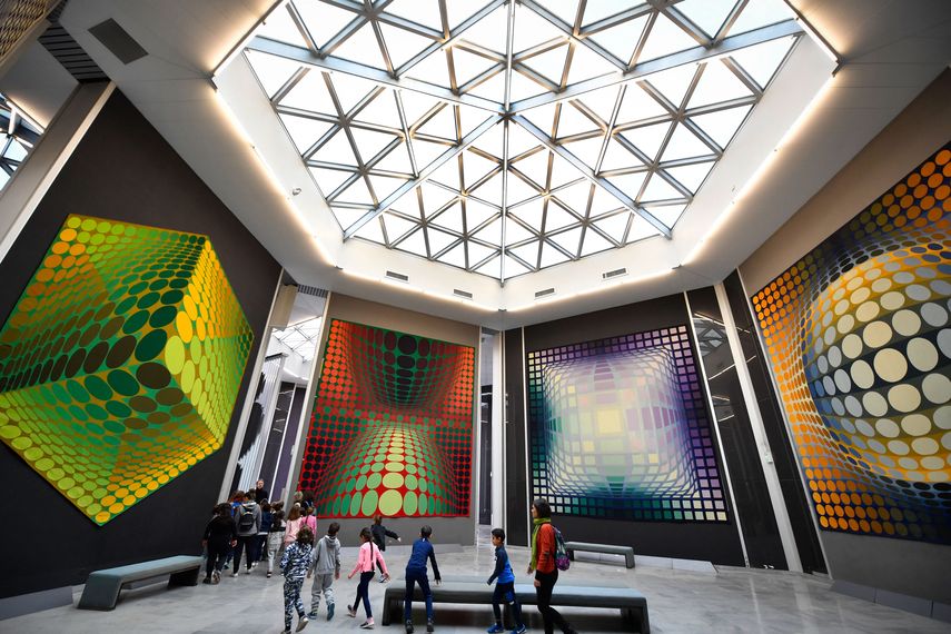 Los alumnos visitan la Fundación Vasarely dedicada a la obra del artista húngaro-francés Victor Vasarely el 8 de febrero de 2019 en Aix-en-Provence, sur de Francia.