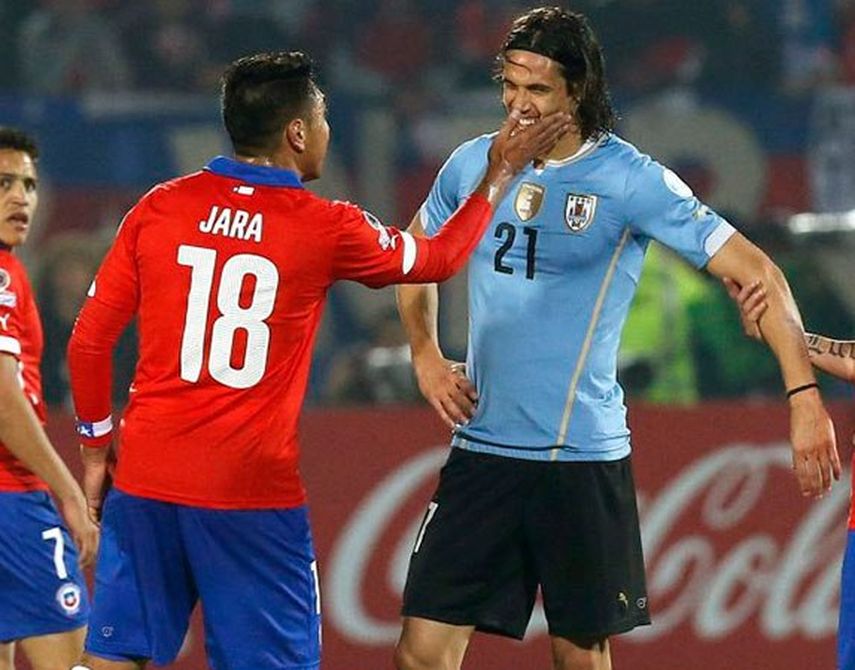 Jara y Cavani protagonizaron el escándalo más grande de la Copa (EFE)