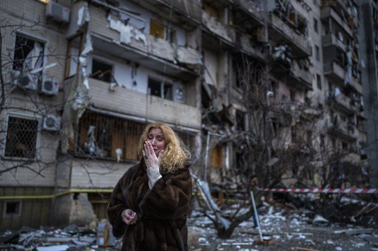 Natali Sevriukova a un ataque con un proyectil en la ciudad de Kiev, Ucrania, el 25 de febrero de 2022. 