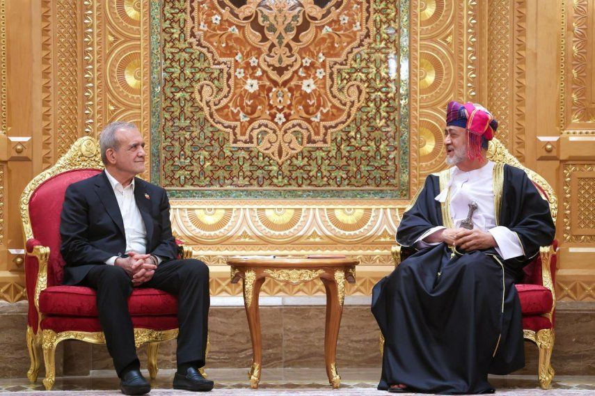 El sultán de Omán, Haitham bin Tariq al-Said (derecha), reunido con el presidente de Irán, Masoud Pezeshkian (izquierda), en el Palacio Real Al-Alam en Mascate el 27 de mayo de 2025.