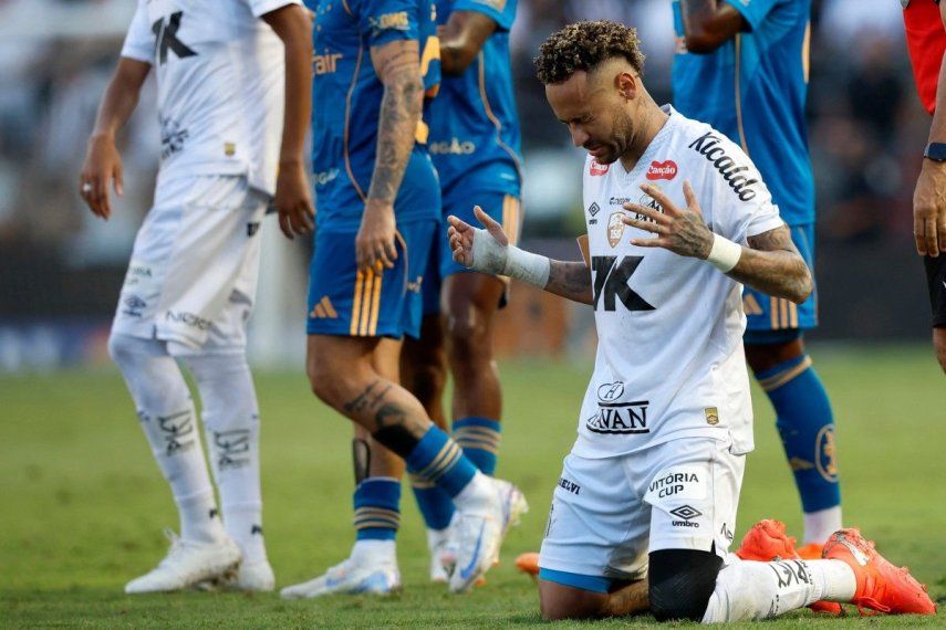 El delantero #10 de Santos, Neymar, ora al final del partido de fútbol Brasileirao Serie A entre Santos y Cruzeiro en el estadio Urbano Caldeira en Santos, estado de Sao Paulo, Brasil, el 7 de diciembre de 2025.&nbsp;