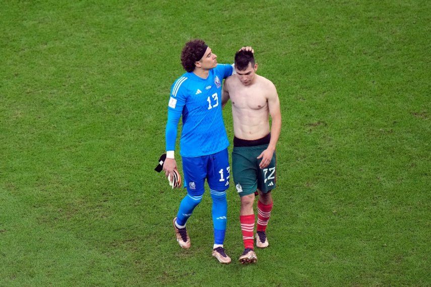 El arquero mexicano Guillermo Ochoa (izquierda) consuela a su compañero Hirving Lozano tras el partido contra Arabia Saudí por el Grupo C del Mundial, el jueves 1 de diciembre de 2022, en Lusail, Catar.&nbsp;