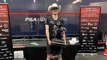Diego Elías muestra el trofeo ganado en el Abierto de Squash de Calgary, en Canadá