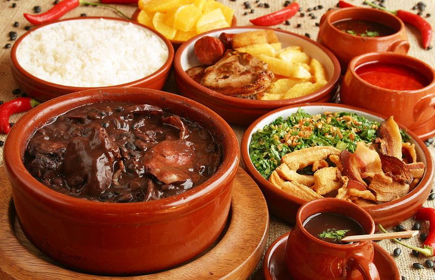 Generalmente la feijoada se sirve con arroz blanco, naranja, couve (se puede reemplazar por acelga) y farofa (harina de mandioca o yuca)