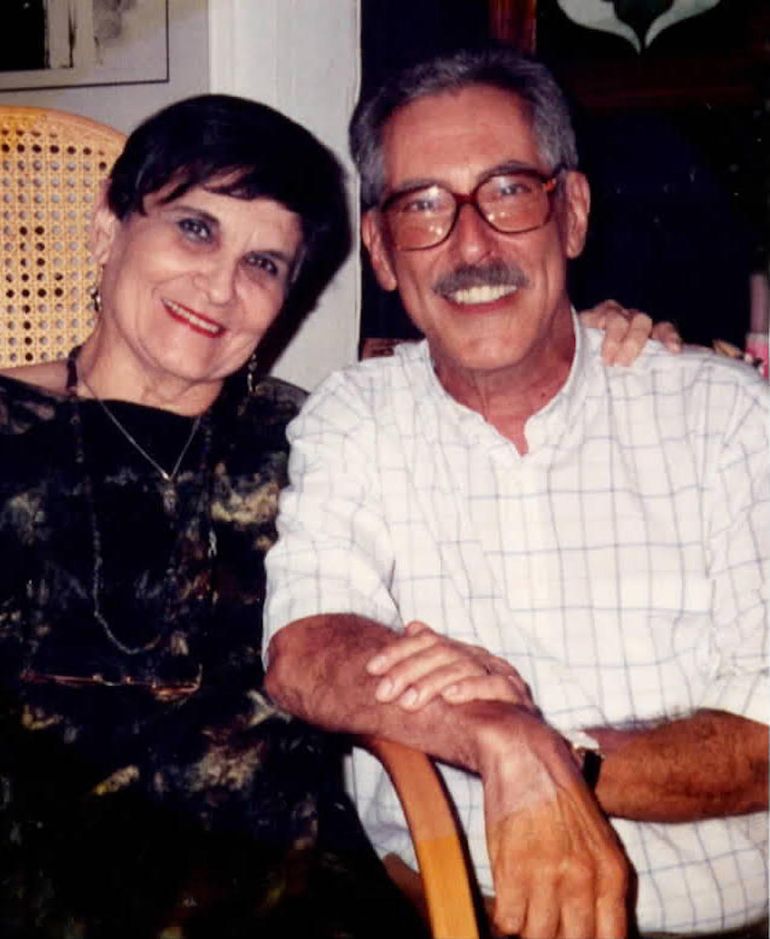 Manuel Reguera Saumell con la pintora Antonia Eiriz, en Miami.