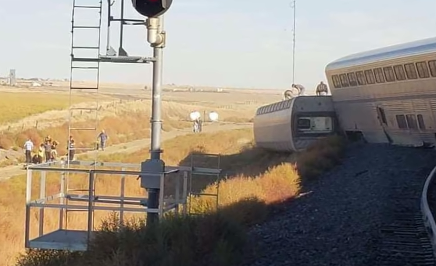 Al menos tres muertos y decenas de heridos en descarrilamiento de tren de pasajeros
