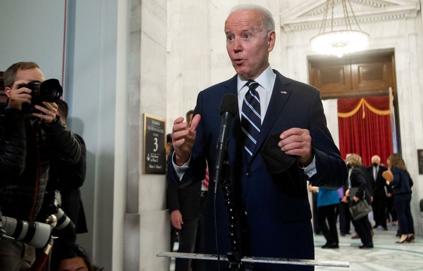 El presidente Joe Biden habla con periodistas en el Congreso de Estados Unidos.