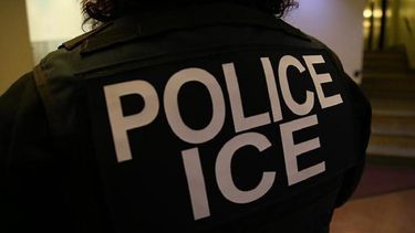 Una oficial lleva el logotipo del&nbsp;Servicio de Inmigración y Control de Aduanas (ICE, por sus siglas en inglés).