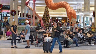 &nbsp;Vacacionistas pasan frente a Phoebe el Flamingo en el Aeropuerto Internacional de Tampa, el viernes 22 de diciembre de 2023, en Tampa, Florida.&nbsp;